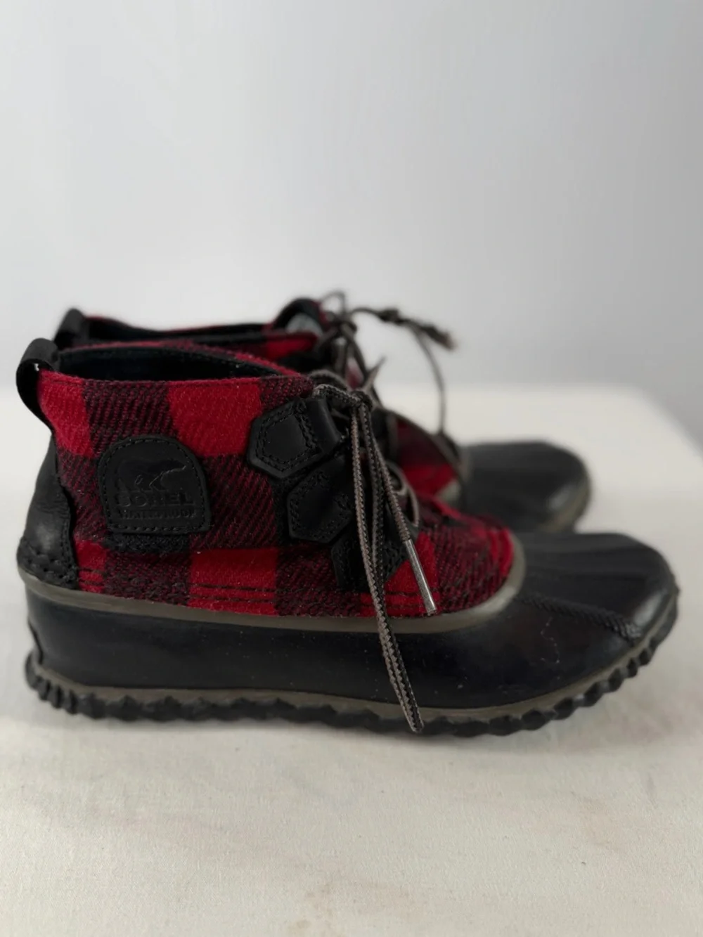 Sorel Out ‘n About Buffalo Plaid Waterproof Boots in Black Red Size‎ 6